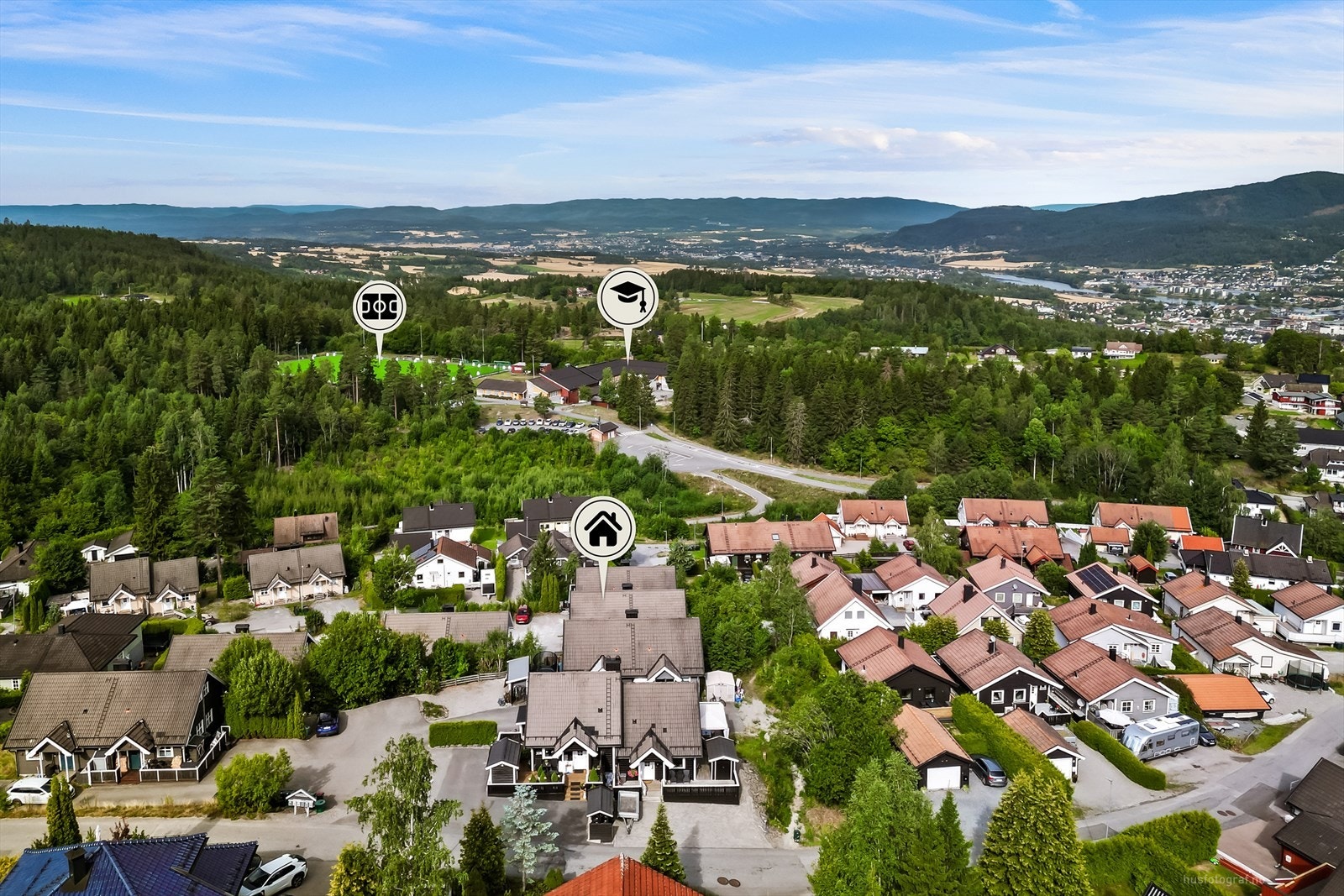 Åsen barneskole og Vikåsen idrettsanlegg ligger i gangavstand fra boligen. Galleribilde