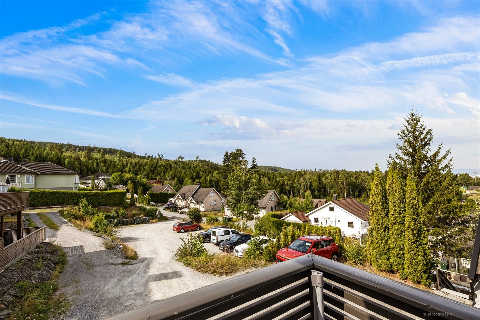 Fra eiendommen er det utsikt over nærområdet og de omkringliggende skogkledde åsene. Galleribilde