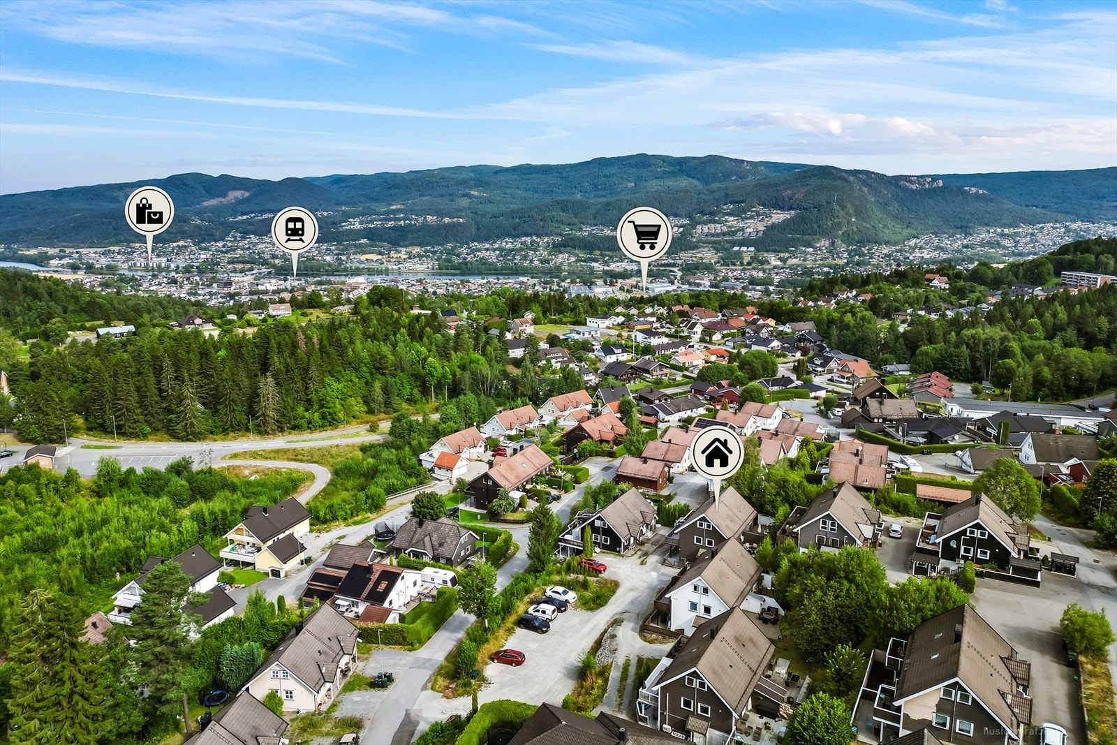 Kort vei til Mjøndalen sentrum med butikker, togstasjon og servicetilbud. Galleribilde