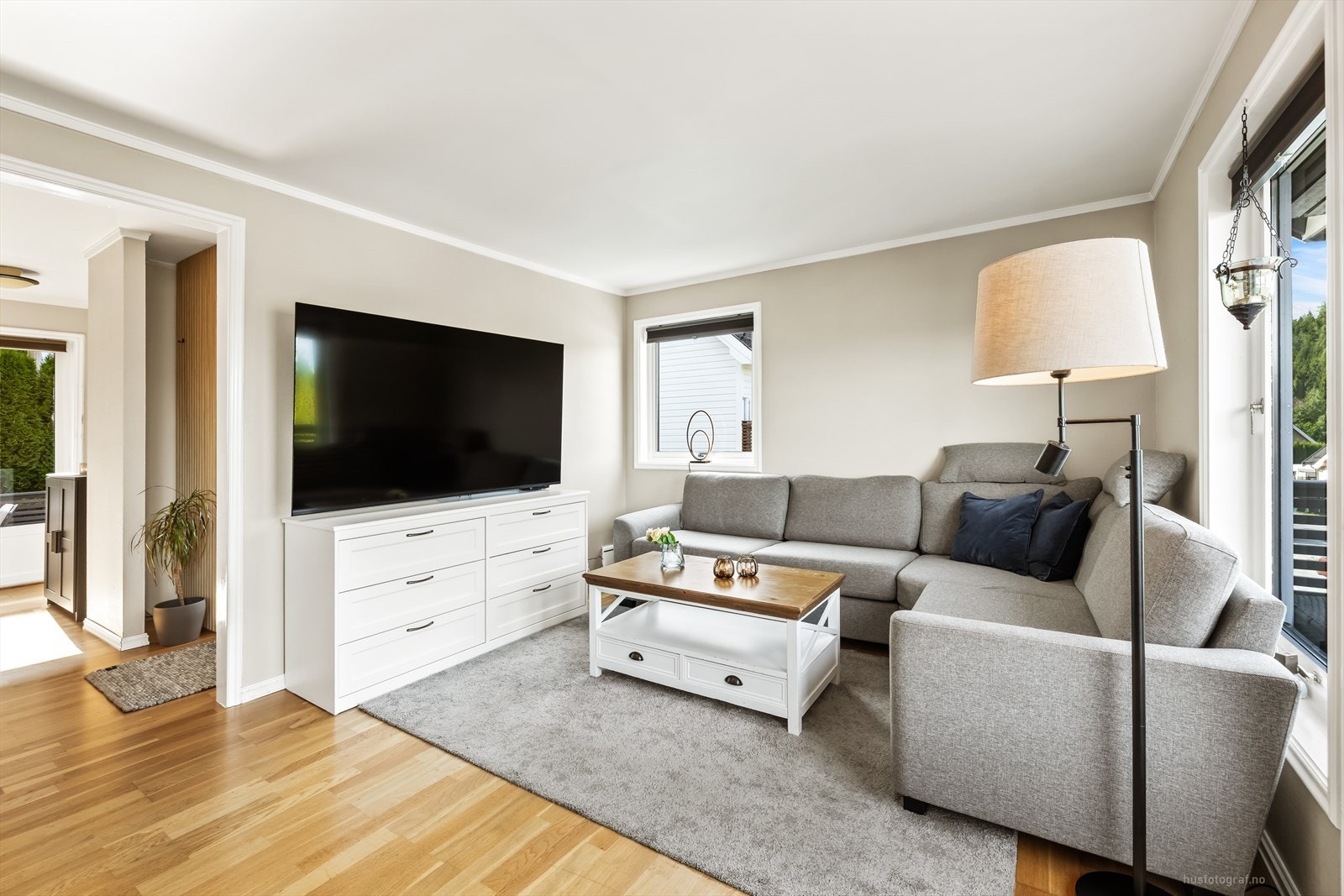 Stuen har god plass til en romslig sofagruppe. Galleribilde