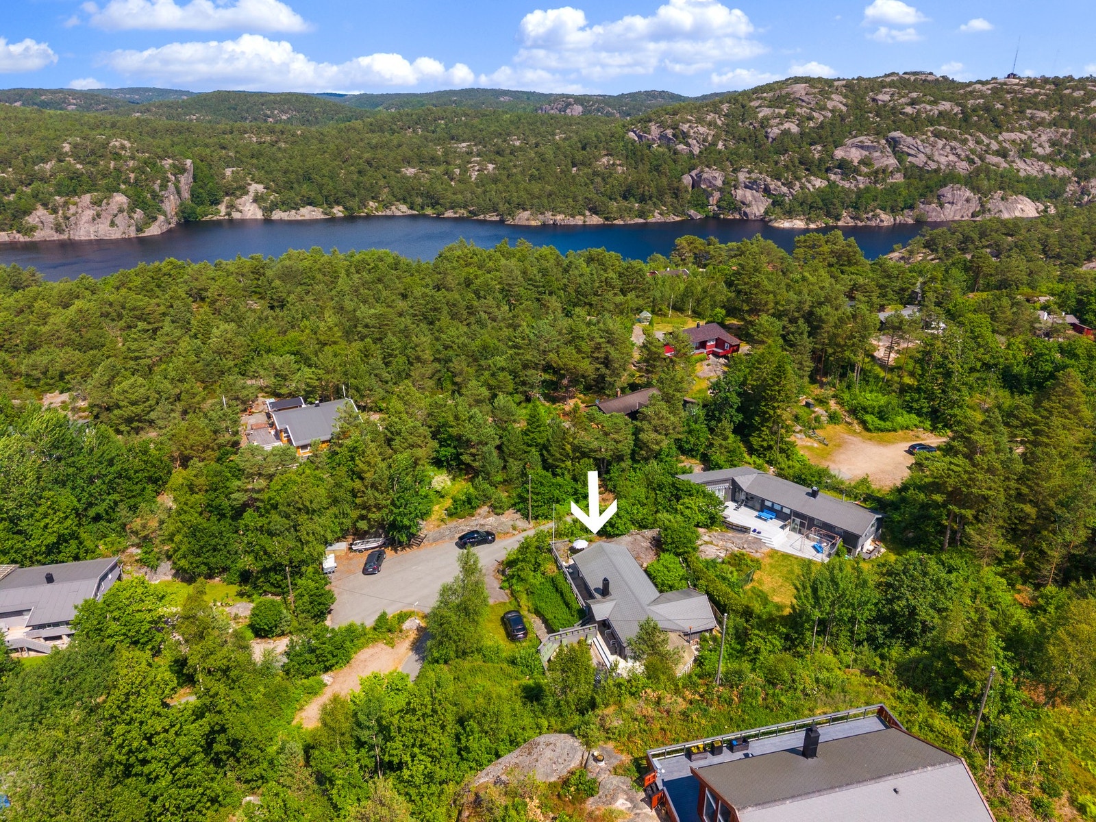 Donevannet ligger også like innenfor hytta - fine bademulighet i både sjø- og ferskvann. Galleribilde