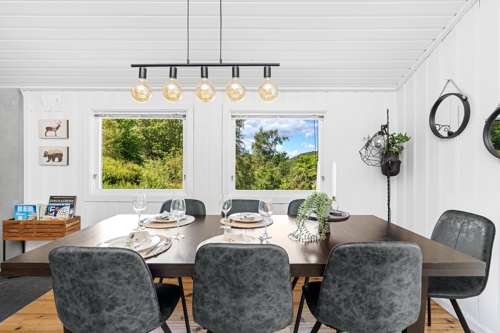 Det er god plass til langbord i stua. Galleribilde