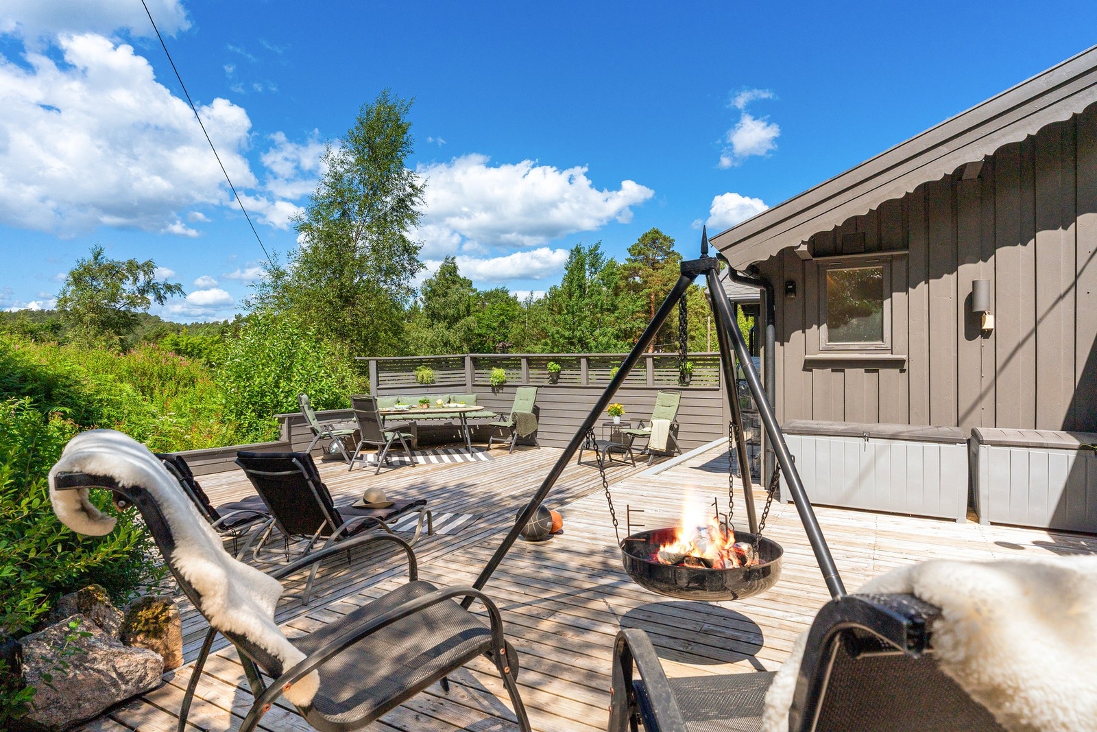 Det er rikelig med plass til møblering på terrassen. Galleribilde