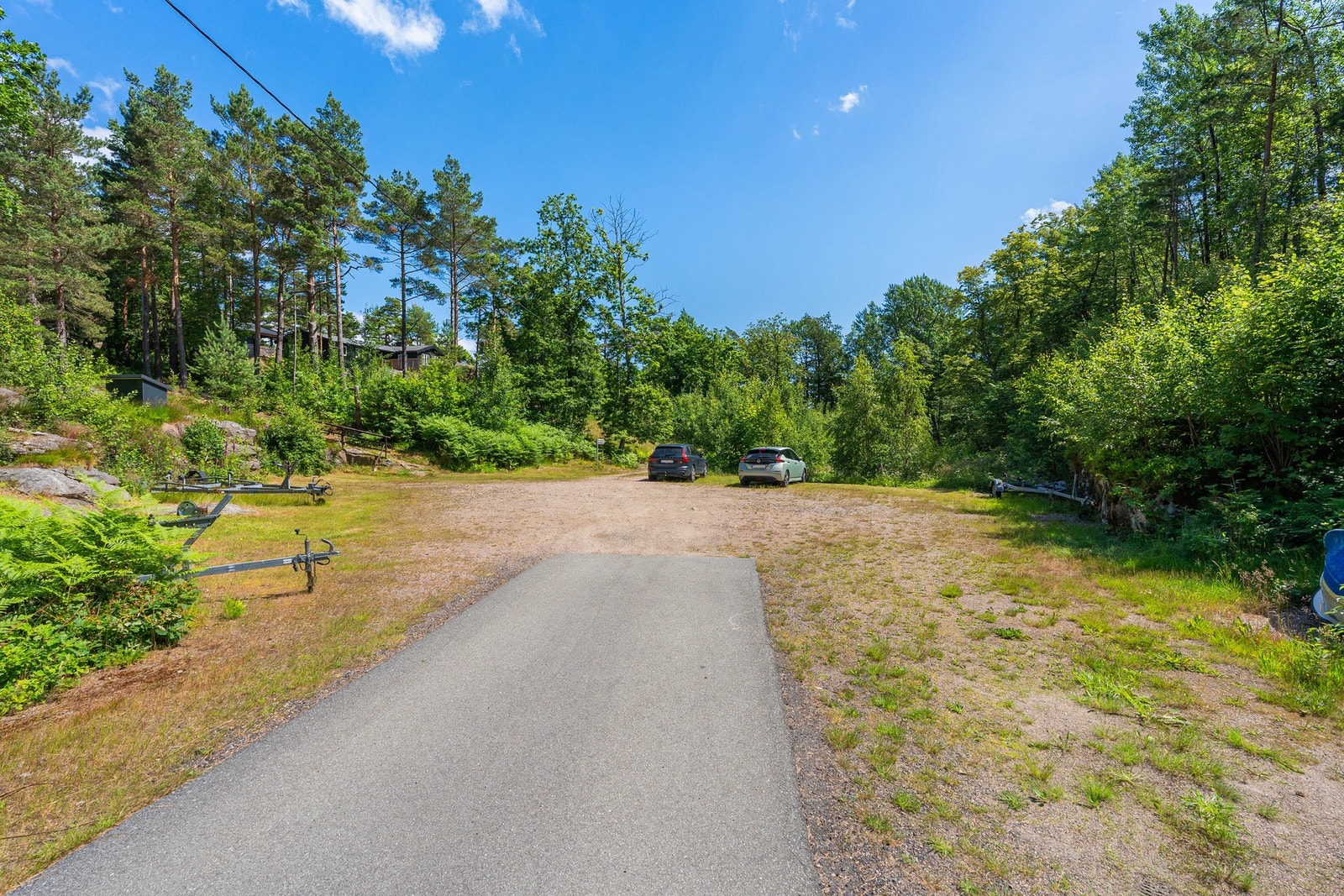 i tillegg til ekstra parkering på parkeringsområde like bortenfor hytta. Galleribilde