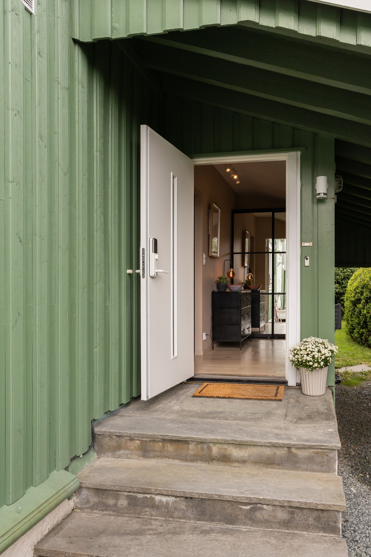 Leiligheten har eget/privat inngangsparti. Galleribilde