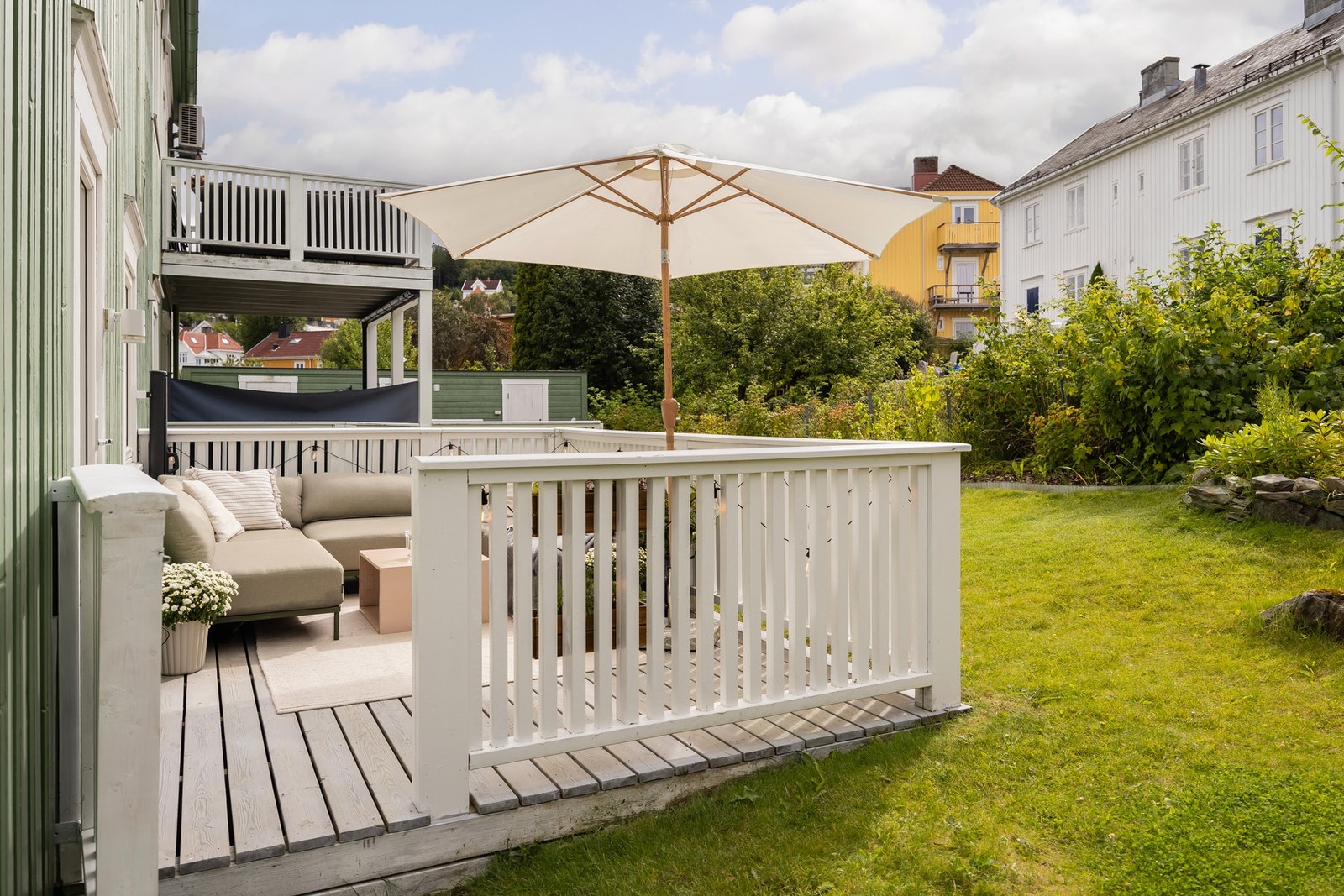 Stor, solrik terrasse vendt mot fine grøntareal. Galleribilde