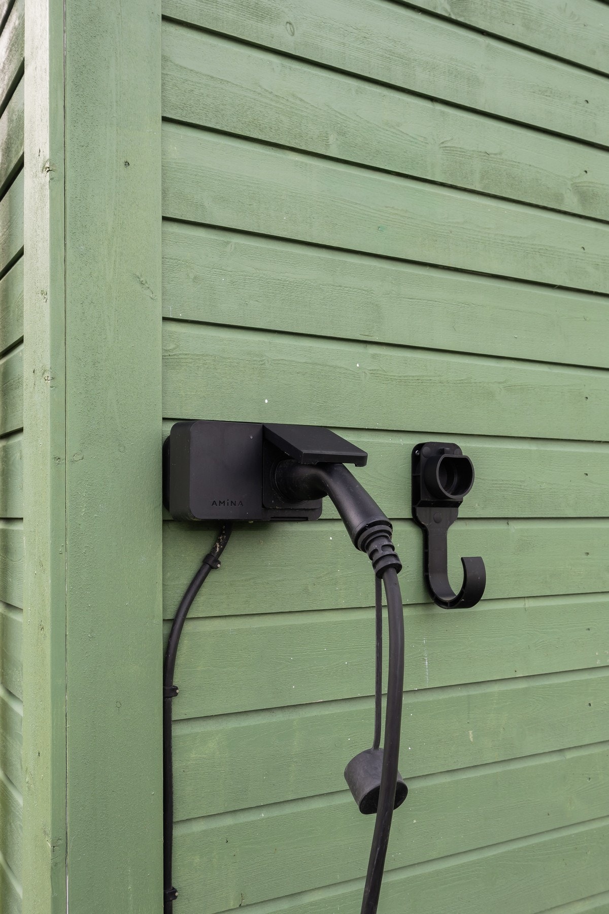 Parkering for en bil (lader for elbil er installert). Tilhørende utendørs sportsbod. Galleribilde