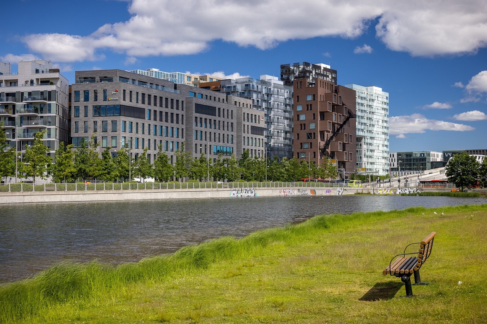Ikke langt fra leiligheten finner du Middelalderparken som nylig har blitt oppgradert, med sine ruiner og vannspeil. Galleribilde