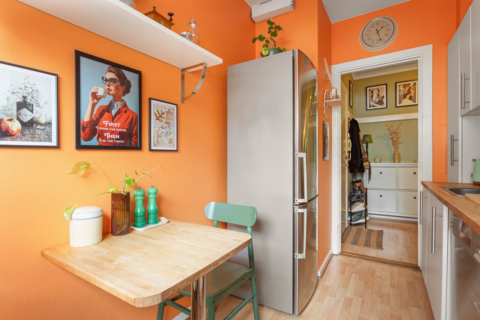 På kjøkkenet er det plass til et hyggelig spisebord der en bedre frokost kan nytes! Dette bordet er montert fast i gulvet, og vil medfølge leiligheten. Galleribilde