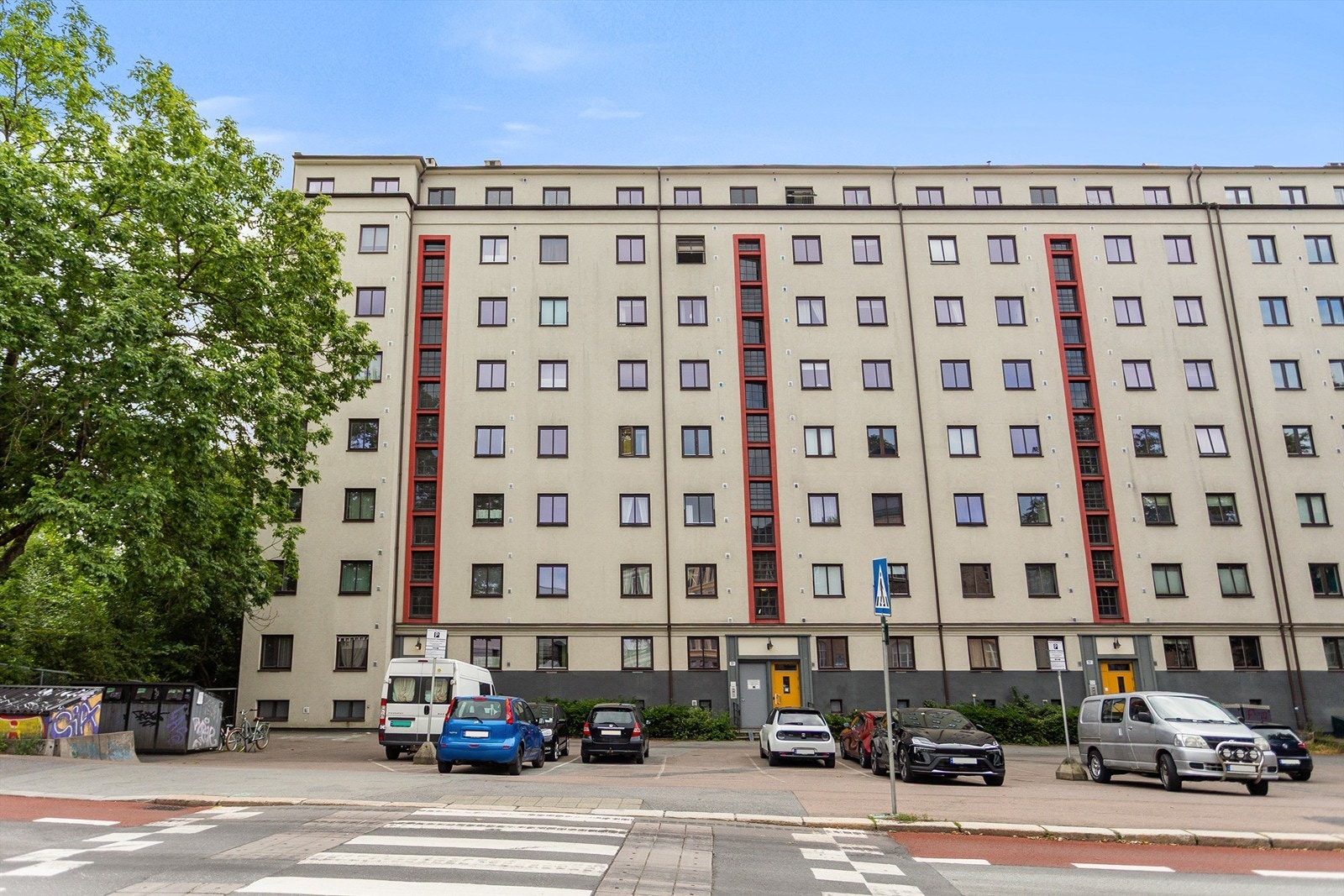Det er mulighet for leie av parkeringsplass rett utenfor leiligheten. Det er også fellesvaskeri og sykkelparkering i sameiet. Galleribilde