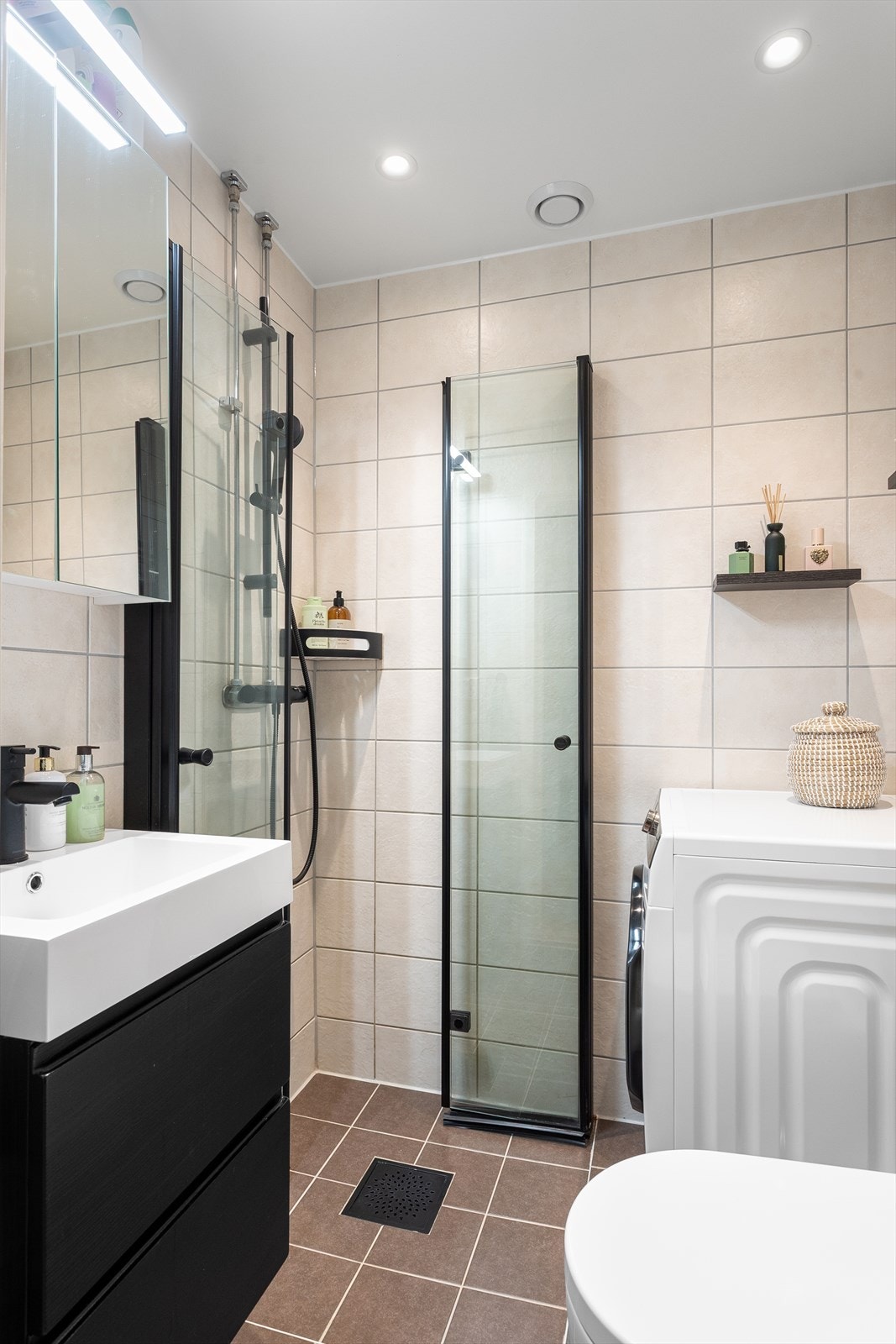 Pent flislagt bad med varme i gulvet. Badet ble totalrenovert i regi av sameiet i 2022. Galleribilde