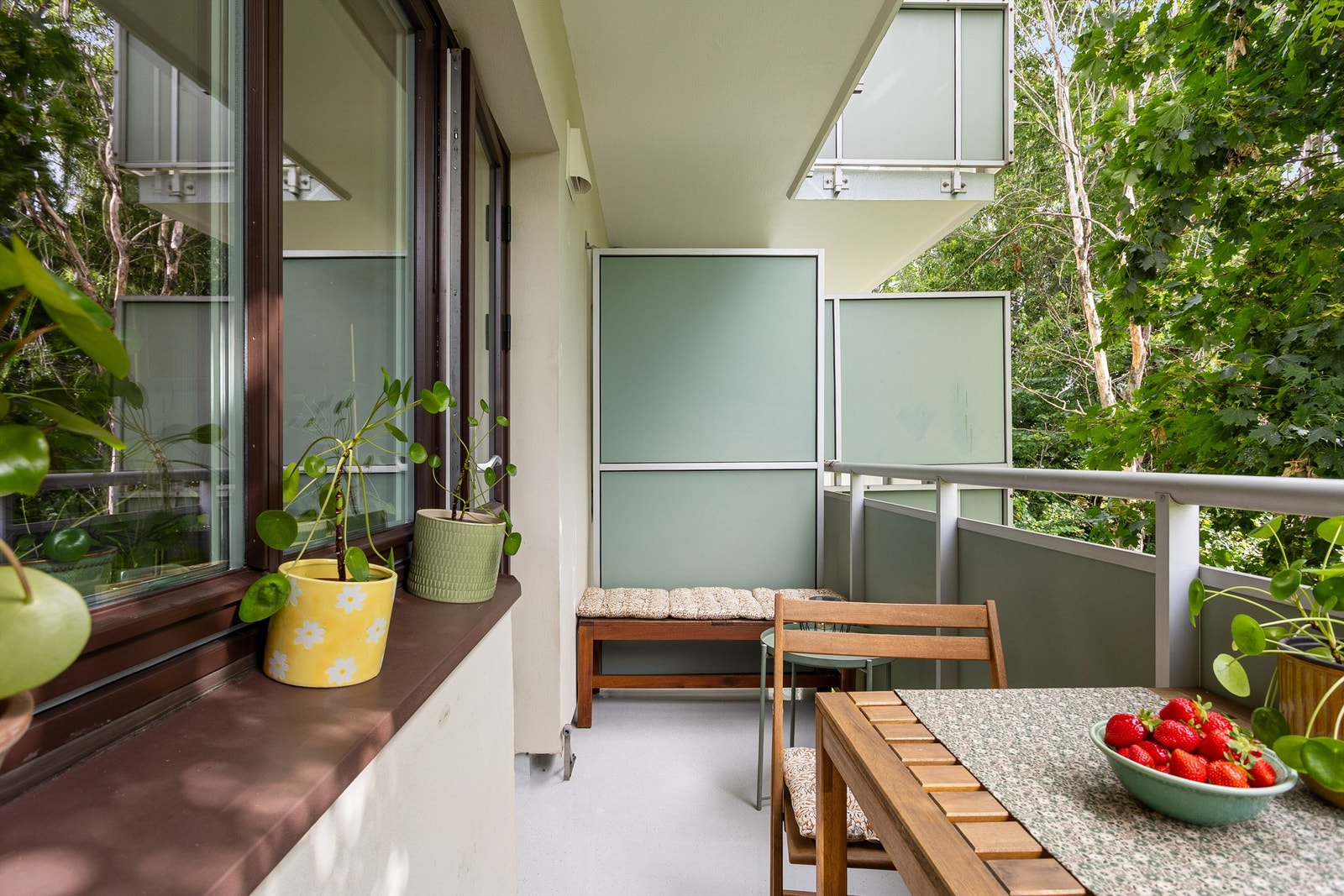 Balkongen er på 4 kvm, og har således god plass til å møblere med en hyggelig sittegruppe der årets varme dager kan nytes. Galleribilde
