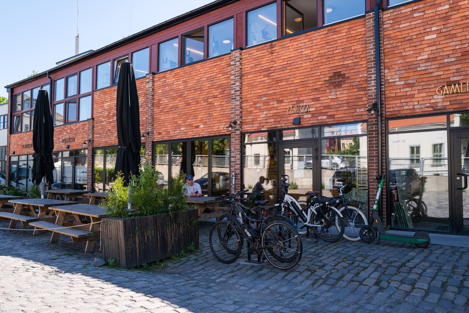Det er flere hyggelige resturanter i nærheten, som for eksempel den populære ZZ pizza med uteservering. Galleribilde