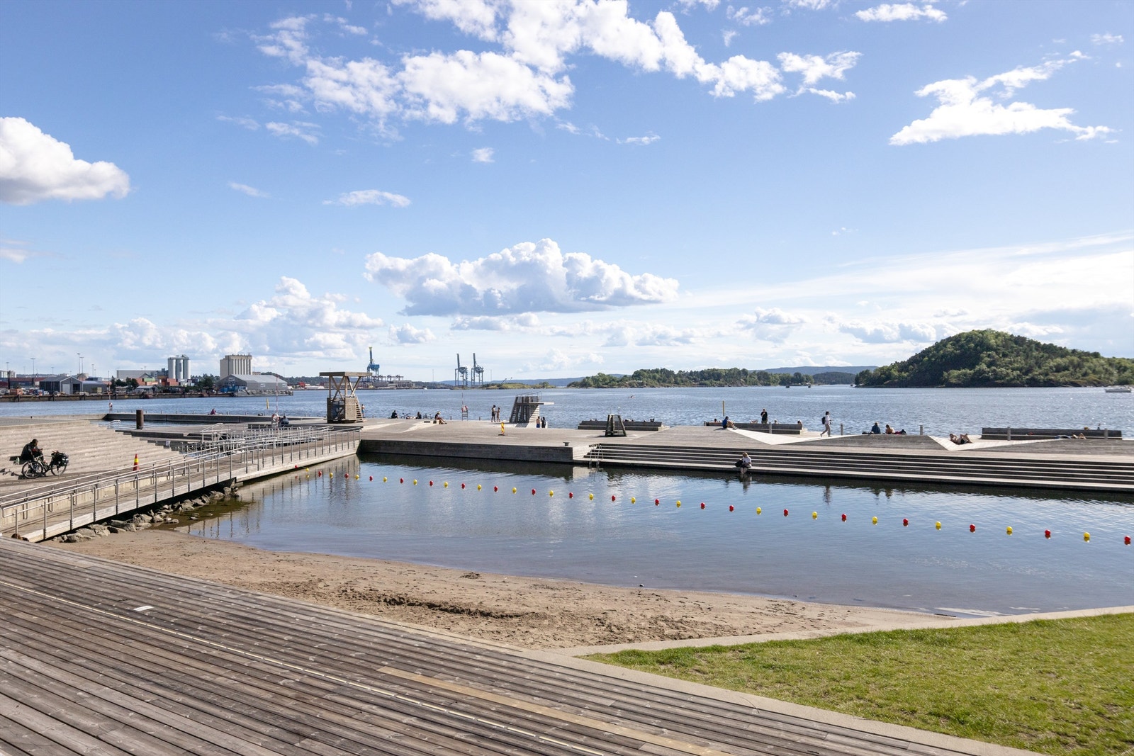 Videre er det kort vei til Sørenga sjøbad. Her er det anlagt både bryggeanlegg og sandstrand der man kan nyte varme sommerdager i vannkanten. Galleribilde