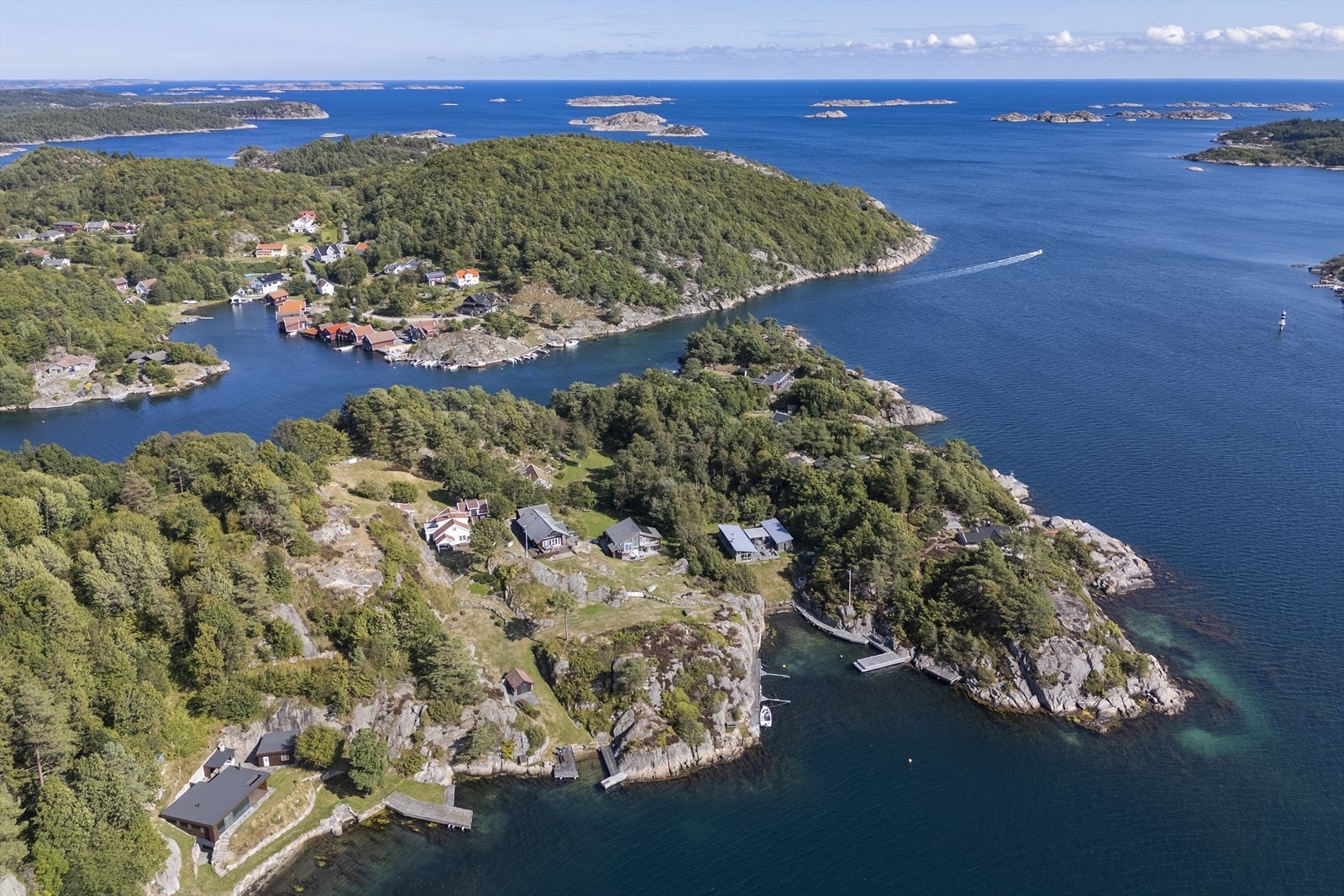 Oversikt over den idylliske skjærgården som omgir eiendommen. Galleribilde