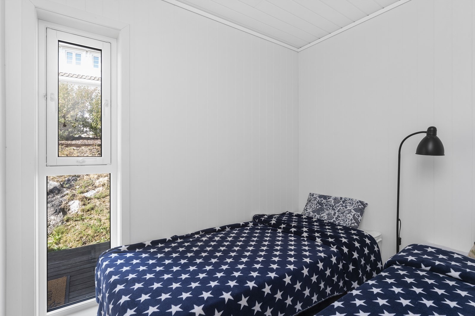 Hytta har flere lyse soverom med plass til familie og gjester. Galleribilde