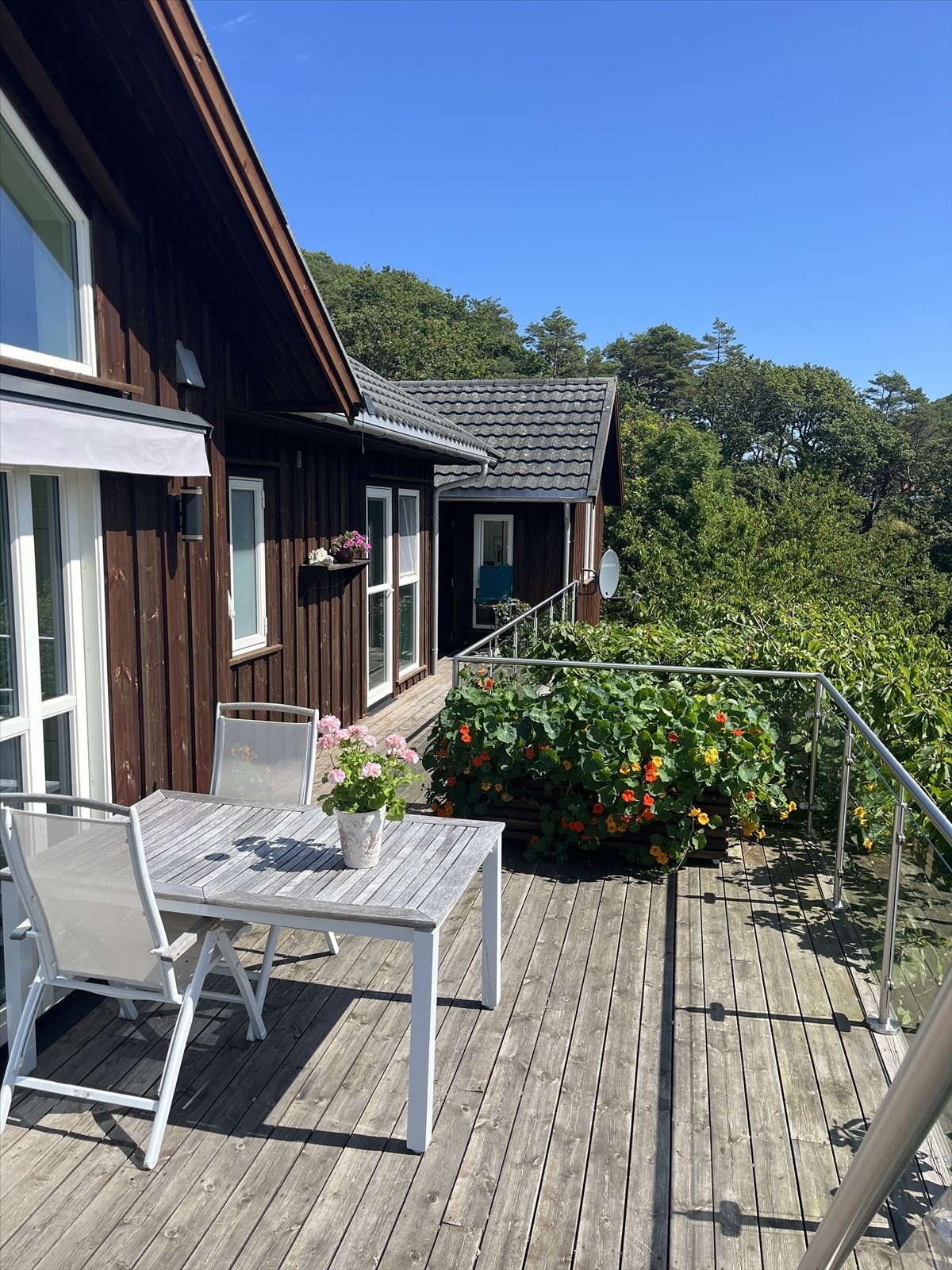 Selgers bilde. En platting binder sammen hovedhytta og annekset. Galleribilde