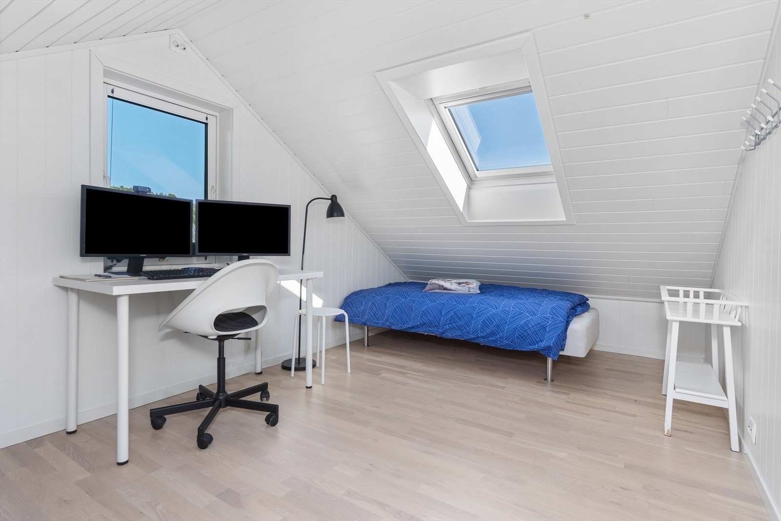 Innredet rom på hemsen med takvindu fra Velux som gir godt dagslys. Galleribilde