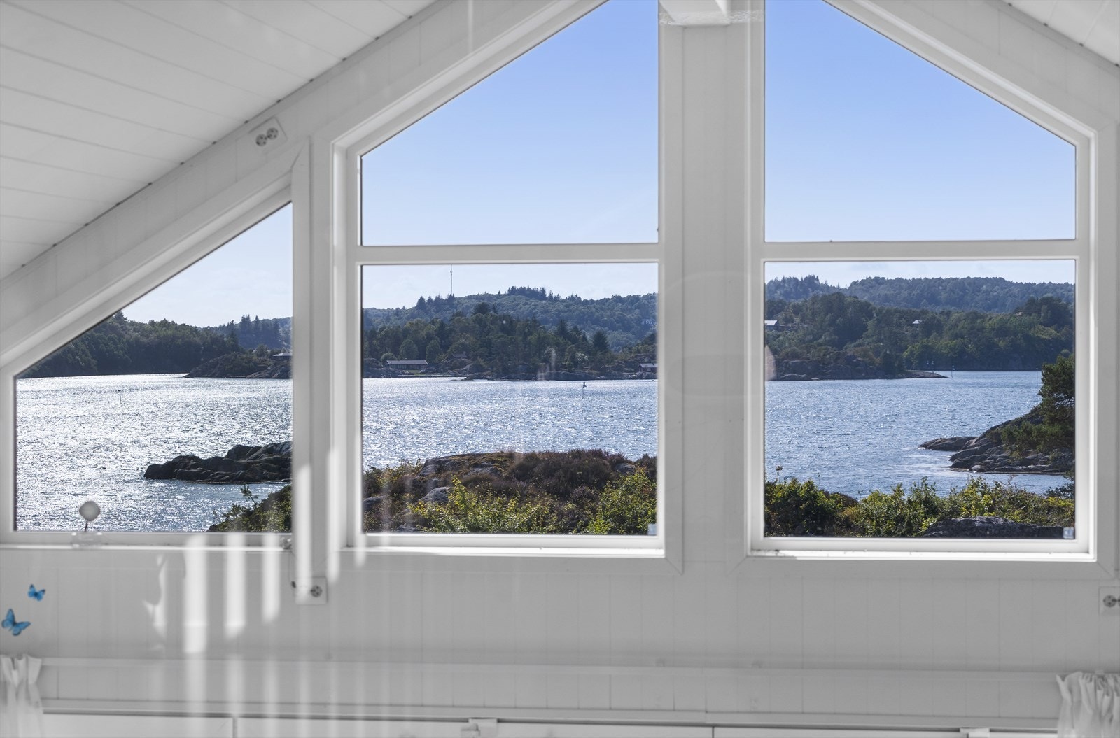 Vinduene i gavlen slipper inn rikelig med lys og rammer inn utsikten. Galleribilde