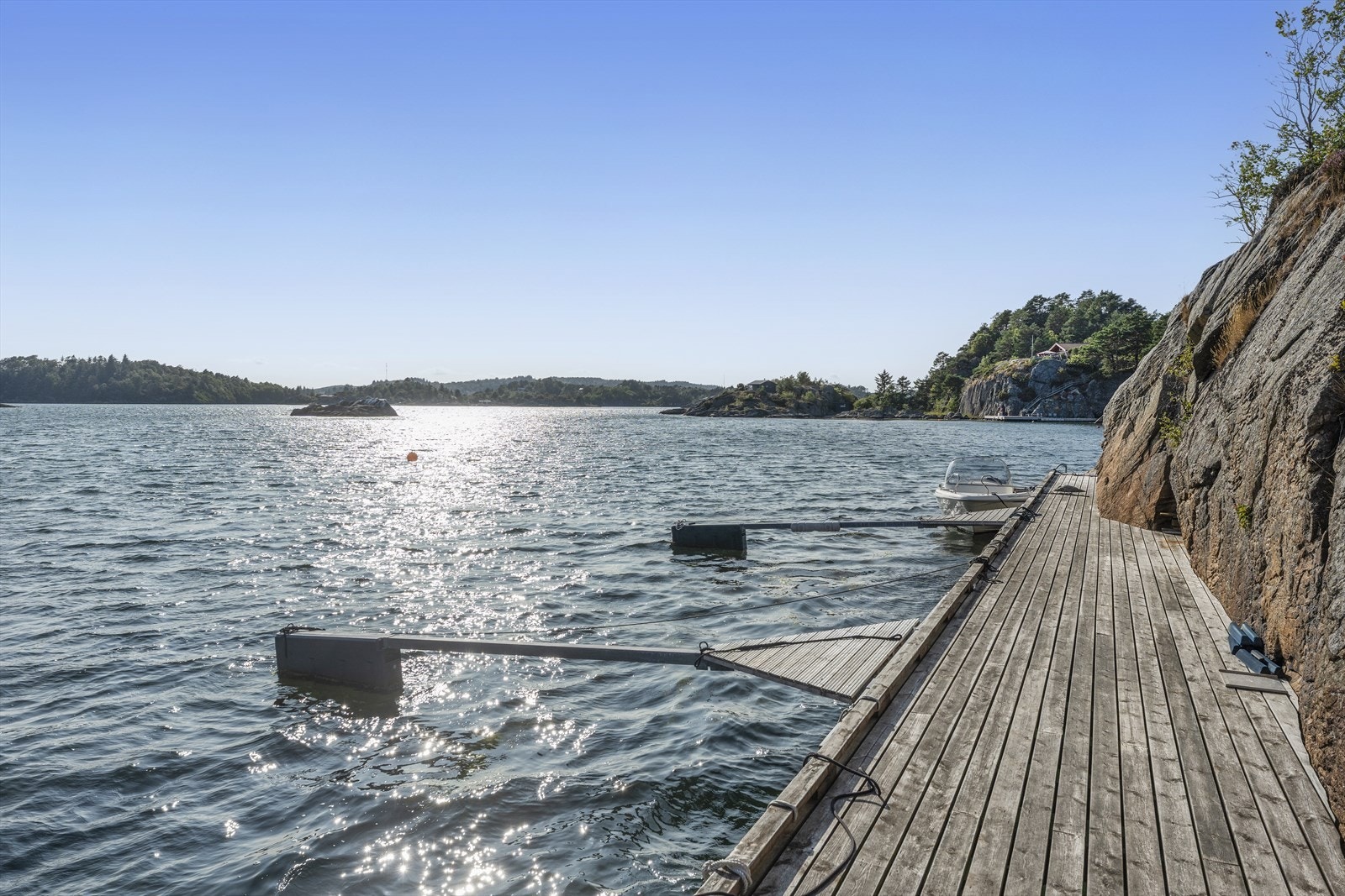 Bryggen ligger skjermet til i en lun vik. Galleribilde
