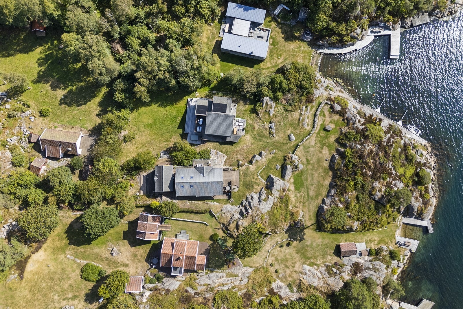 Eiendommen sett fra luften, med nærhet til sjø og bryggeanlegg. Galleribilde