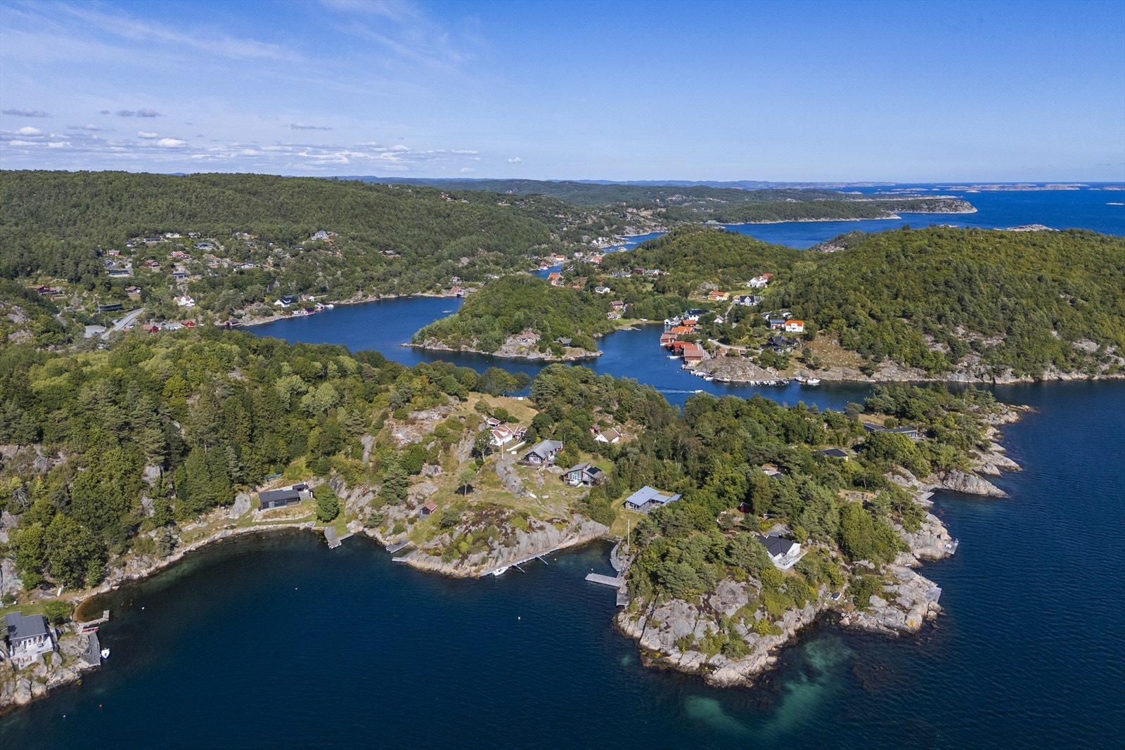 Her lever man i pakt med naturen, med sjøen som nærmeste nabo. Galleribilde