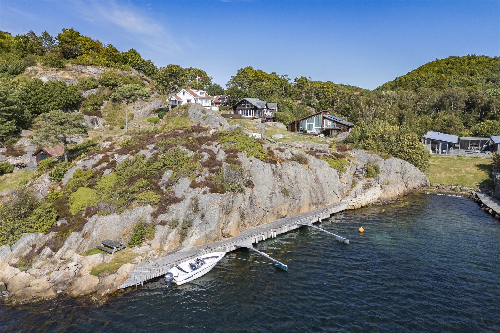 Parkeringsplass for bil og båtplass kan leies på årsbasis i Jensebukta. Galleribilde