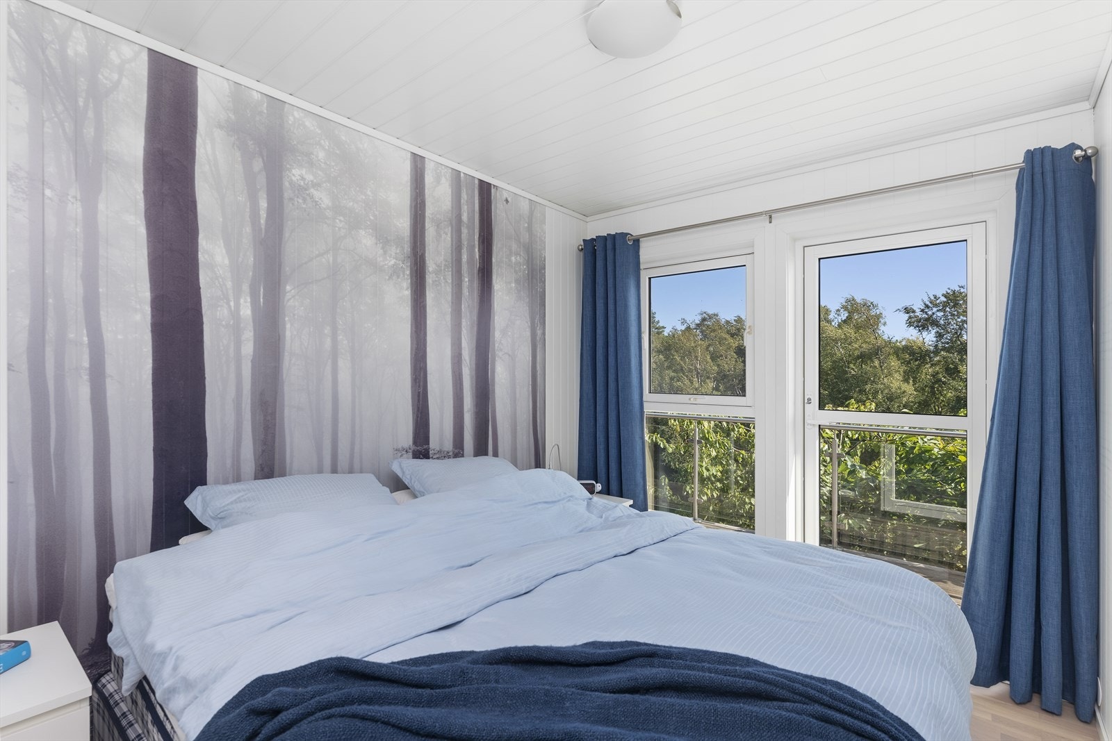 Hovedsoverom med utgang til terrassen via balkongdør. Galleribilde