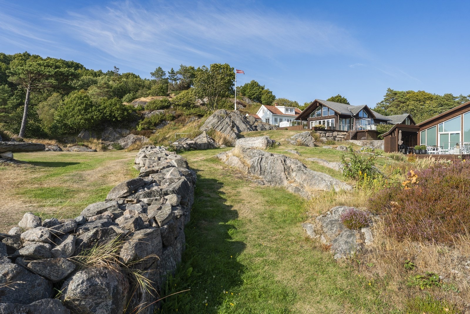 Eiendommen ligger i et etablert og idyllisk hytteområde. Galleribilde