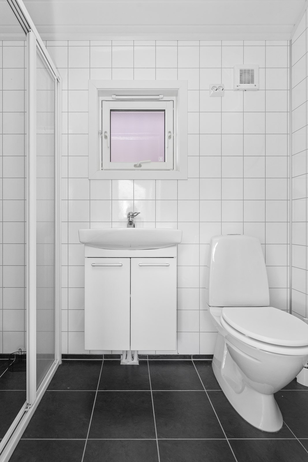 Badet i annekset har baderomsplater på veggene og gulvvarme. Galleribilde