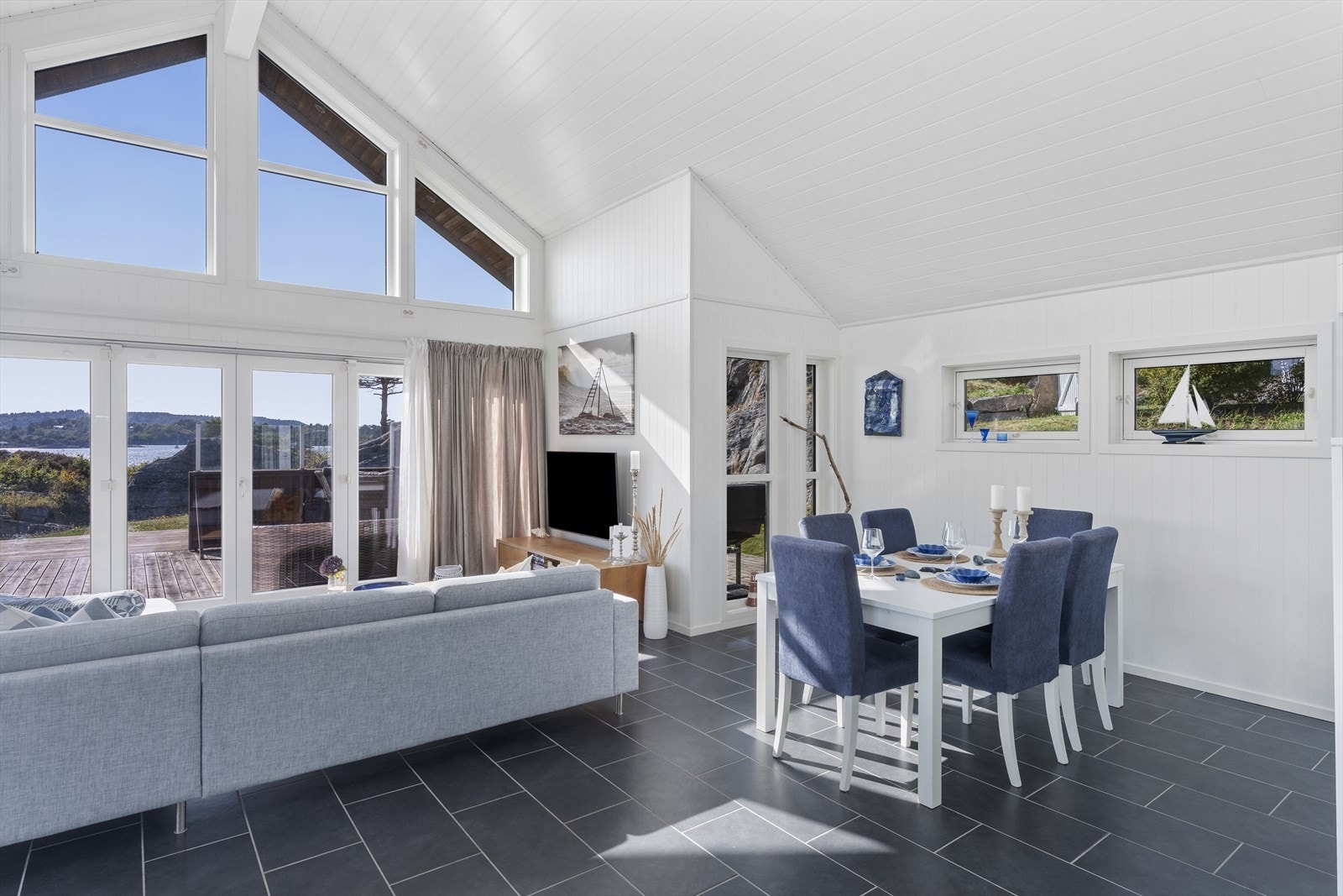 Stuen har god plass til en romslig sofagruppe. Galleribilde