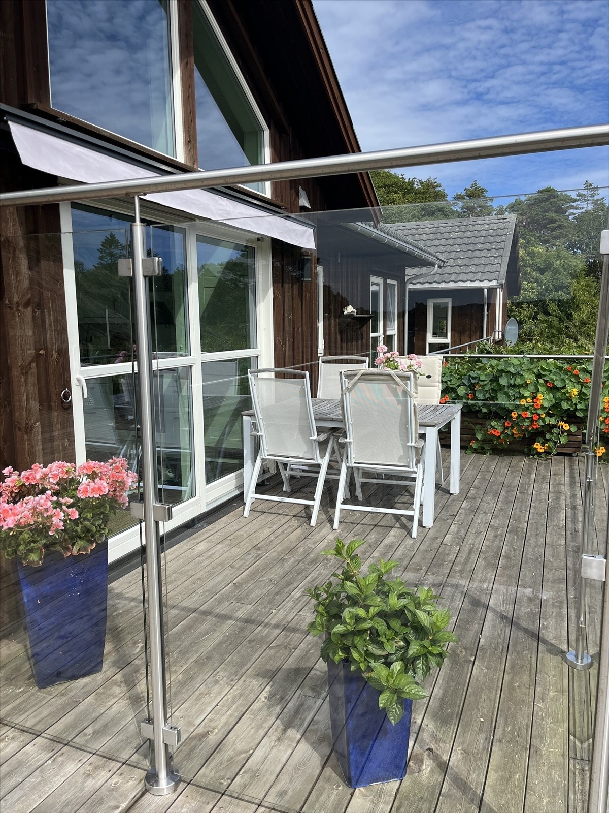 Selgers bilde. Rekkverk i stål og glass sikrer utsikten og gir et moderne uttrykk. Samtidig som man skjermer seg godt for vinden. Galleribilde