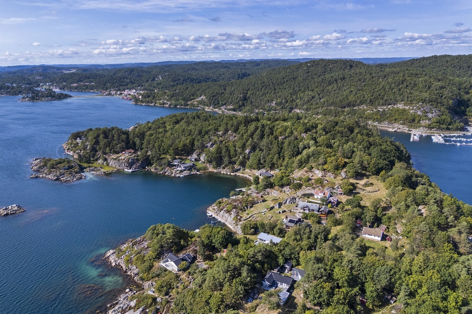 Skjærgårdsidyll med kort båtvei til Tregde Marina med restaurant og kiosk. Galleribilde