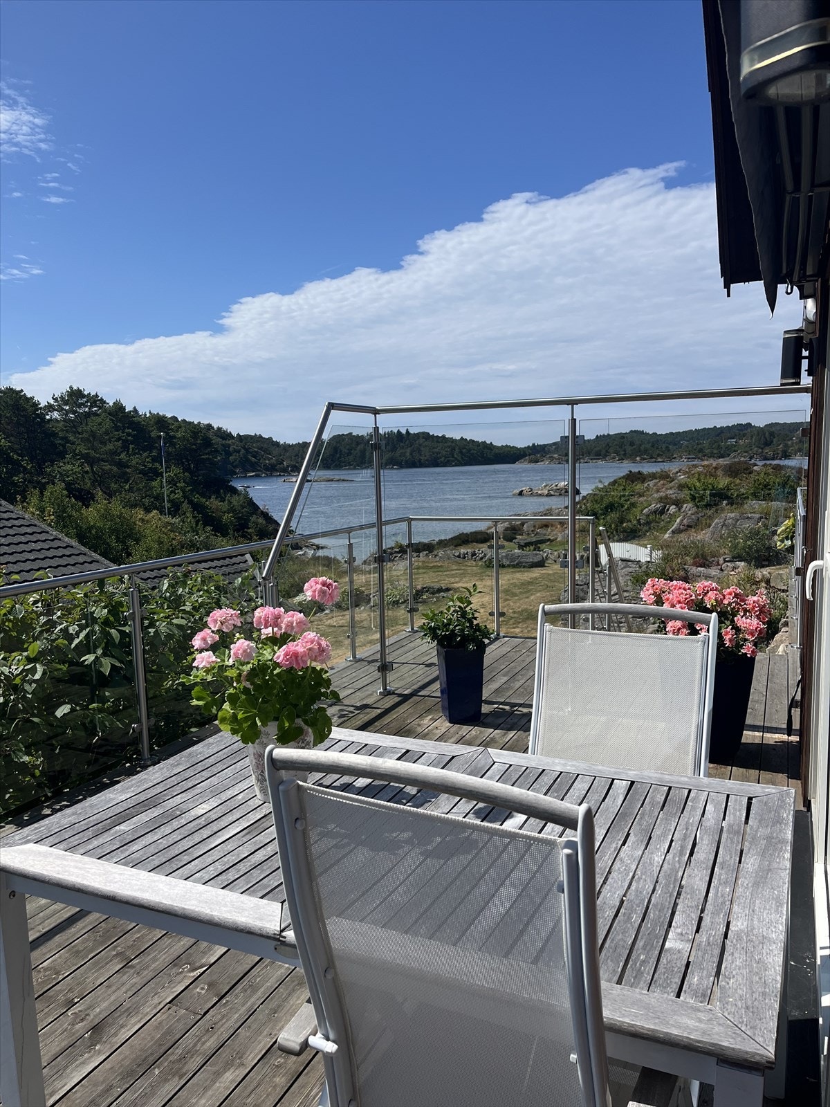 Selgers bilde.Fra terrassen har man nydelig utsikt over sjøen. Galleribilde