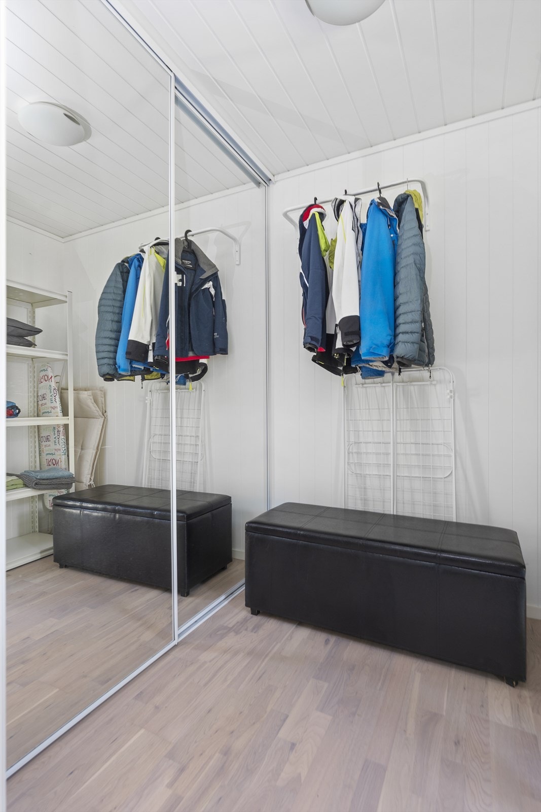 Et av rommene er i dag praktisk innredet som garderobe med god oppbevaringsplass. Dette er tegnet inn som et soverom på godkjente tegninger. Galleribilde
