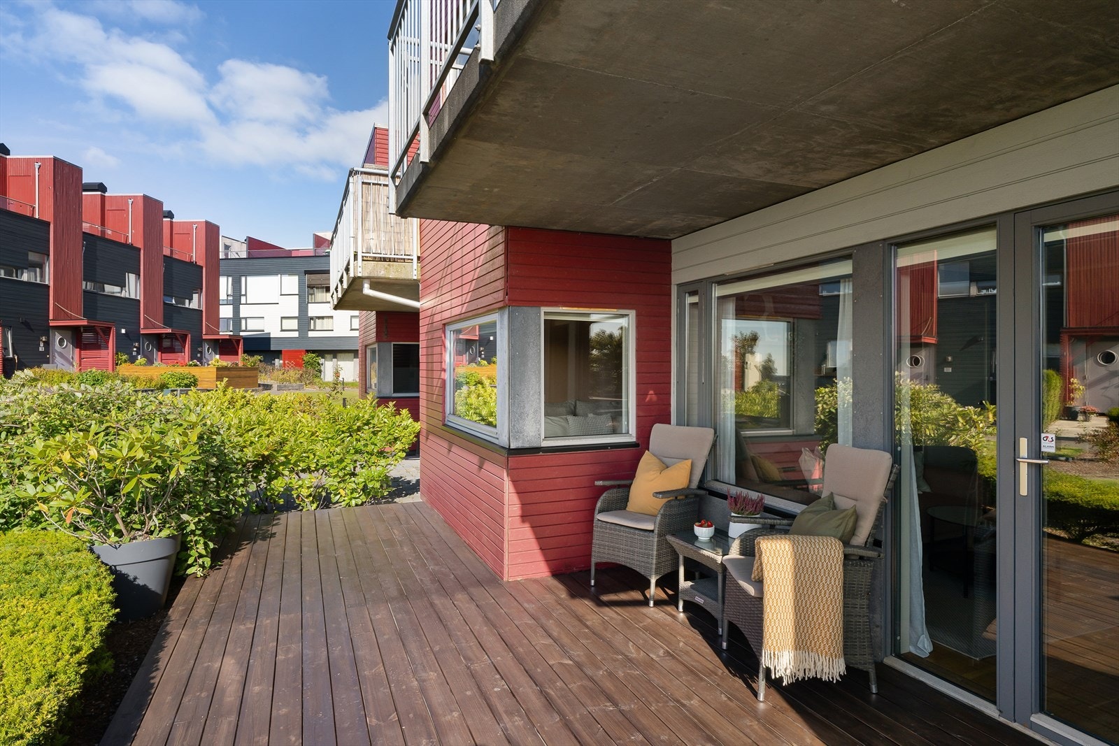 Fra stuen er det utgang til en herlig terrasse med gode solforhold på 19 m². Galleribilde
