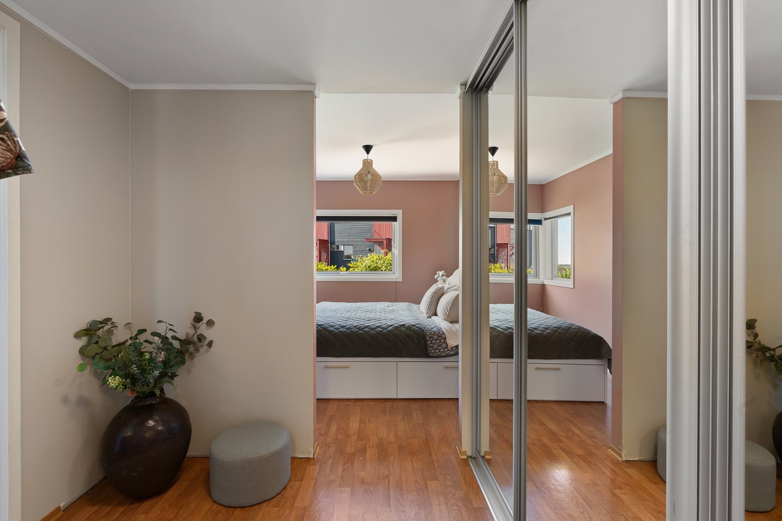 Soverommet og badet er det etablert en praktisk garderobeløsning med skyvedører i glass, som fungerer som et walk-in-closet og gir gode oppbevaringsmuligheter. Galleribilde