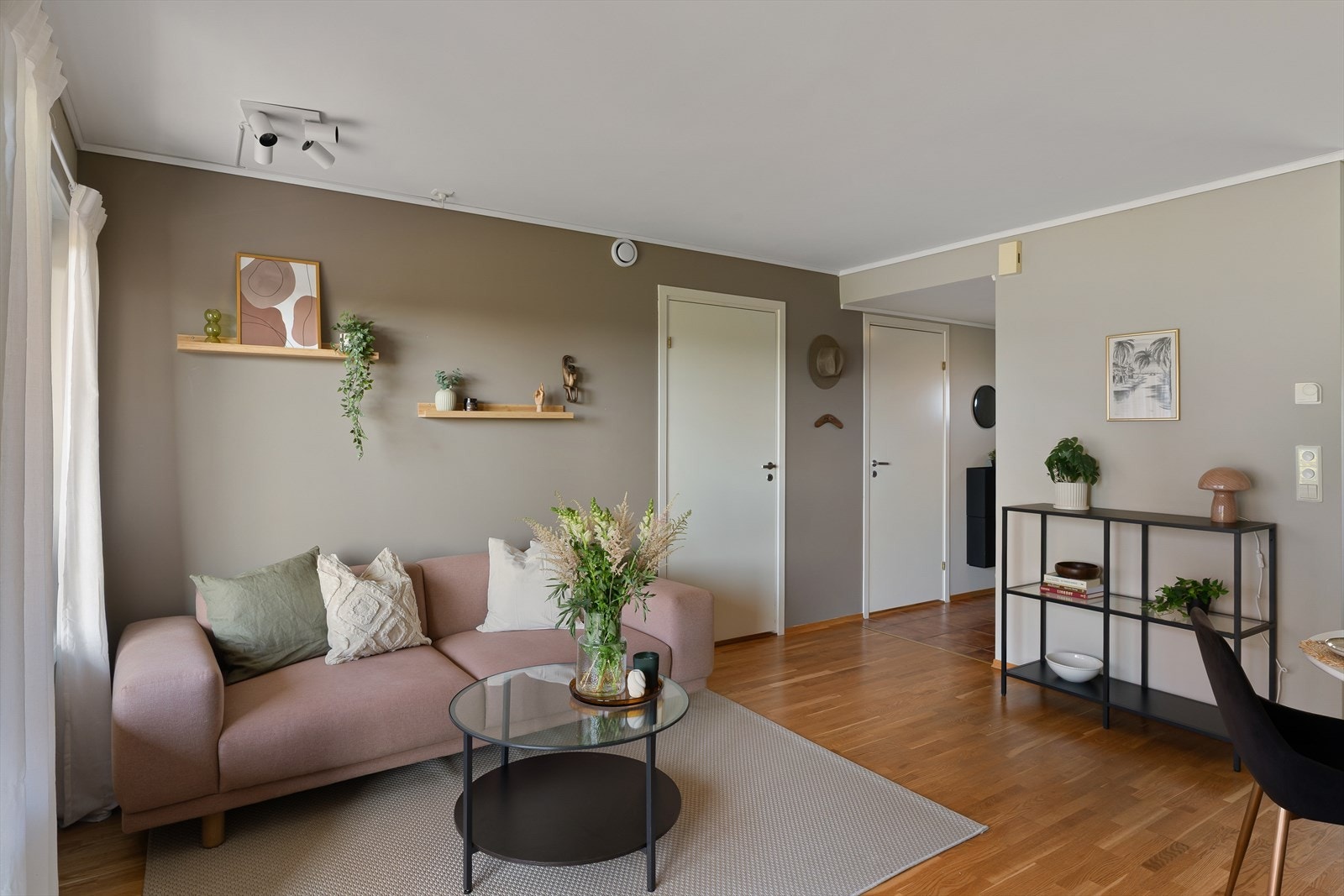 Innvendig fremstår leiligheten lys og tiltalende, med moderne fargevalg som bidrar til en trivelig atmosfære. Galleribilde