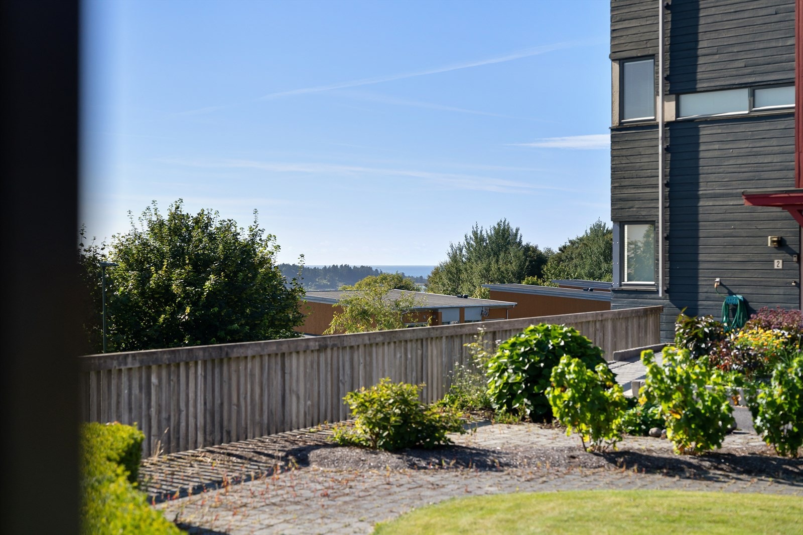 Fra terrassen er det utsikt ned til sjøen. Galleribilde
