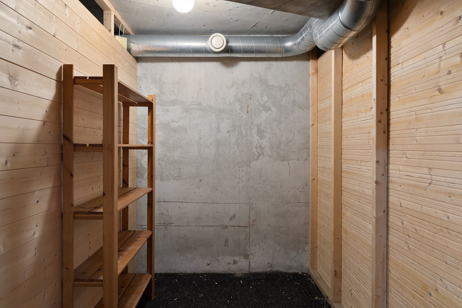 Det medfølger også en praktisk bod i garasjeanlegget. Galleribilde