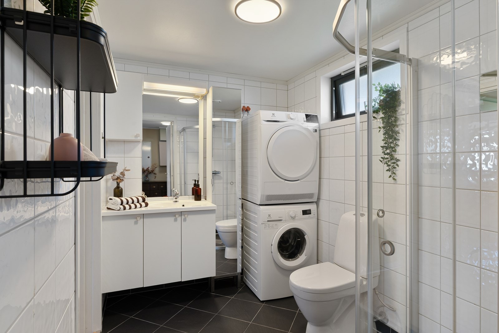 Badet er helfliset og utstyrt med gulvvarme. Galleribilde