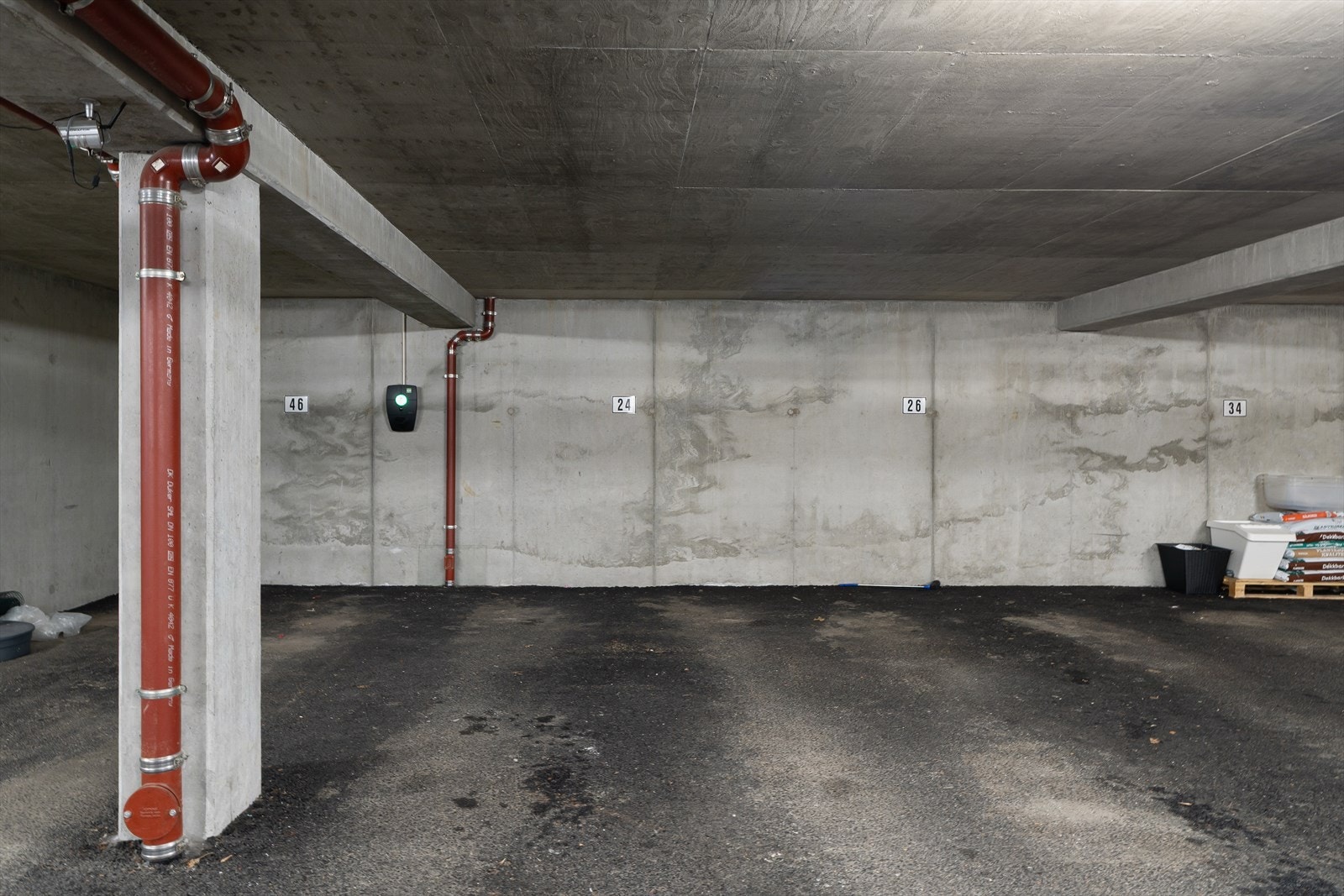 I lukket garasjeanlegg medfølger parkering m/mulighet for tilrettelegging av el-bil lader. Galleribilde