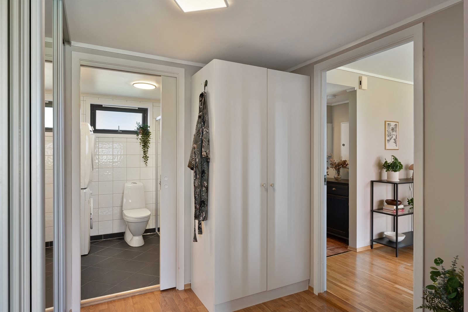 Badet fremstår romslig og funksjonelt, med adkomst både fra entré og soverom. Galleribilde