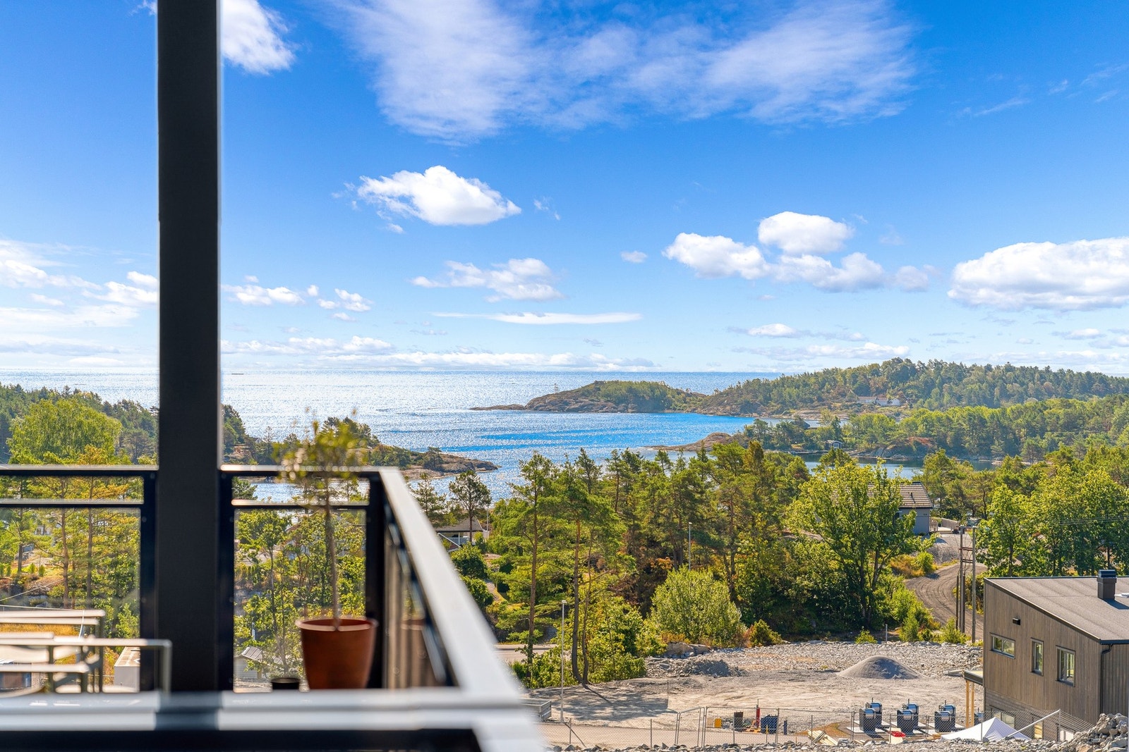 Fra terrassen er det flott utsikt mot sjøen og det omkringliggende kystlandskapet. Galleribilde