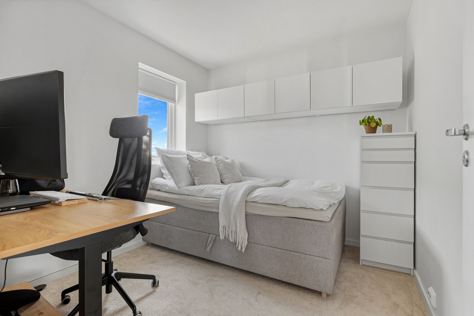 Soverommet i boligens 2. etasje er romslig og fleksibelt innredet med plass til både seng, arbeidsplass og oppbevaring. Galleribilde
