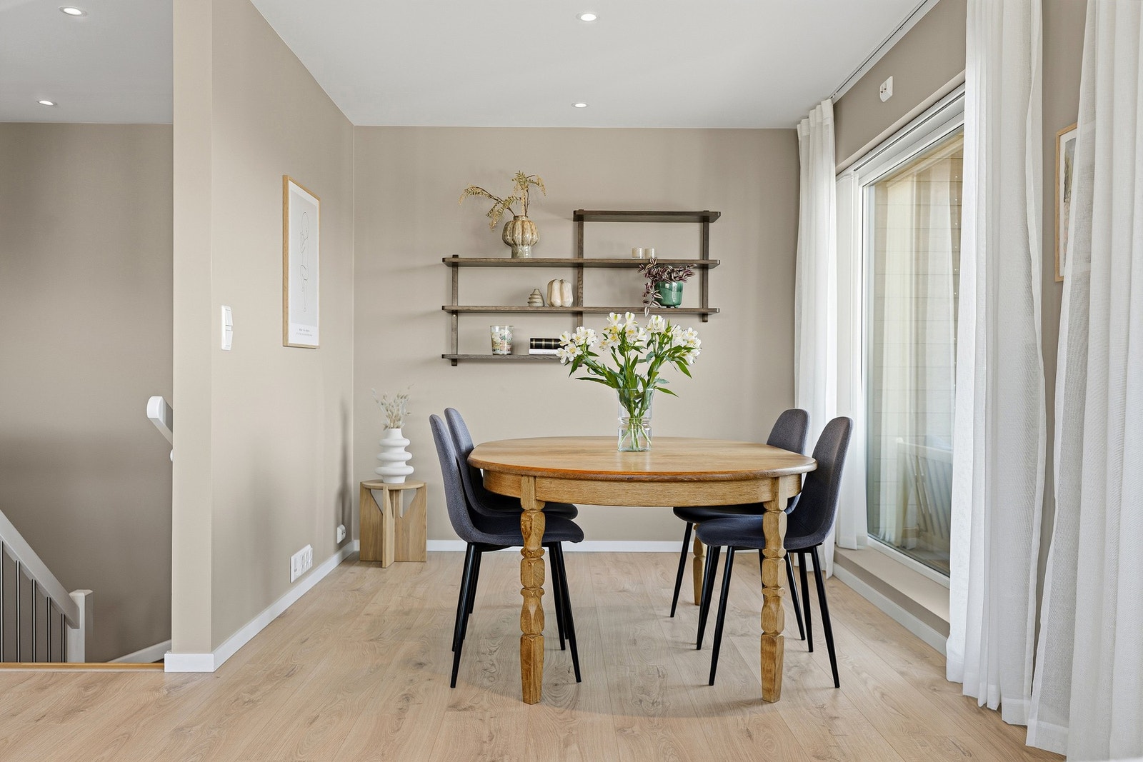 Spiseplassen ligger like ved terrasseutgangen - praktisk for måltider både inne og ute. Galleribilde