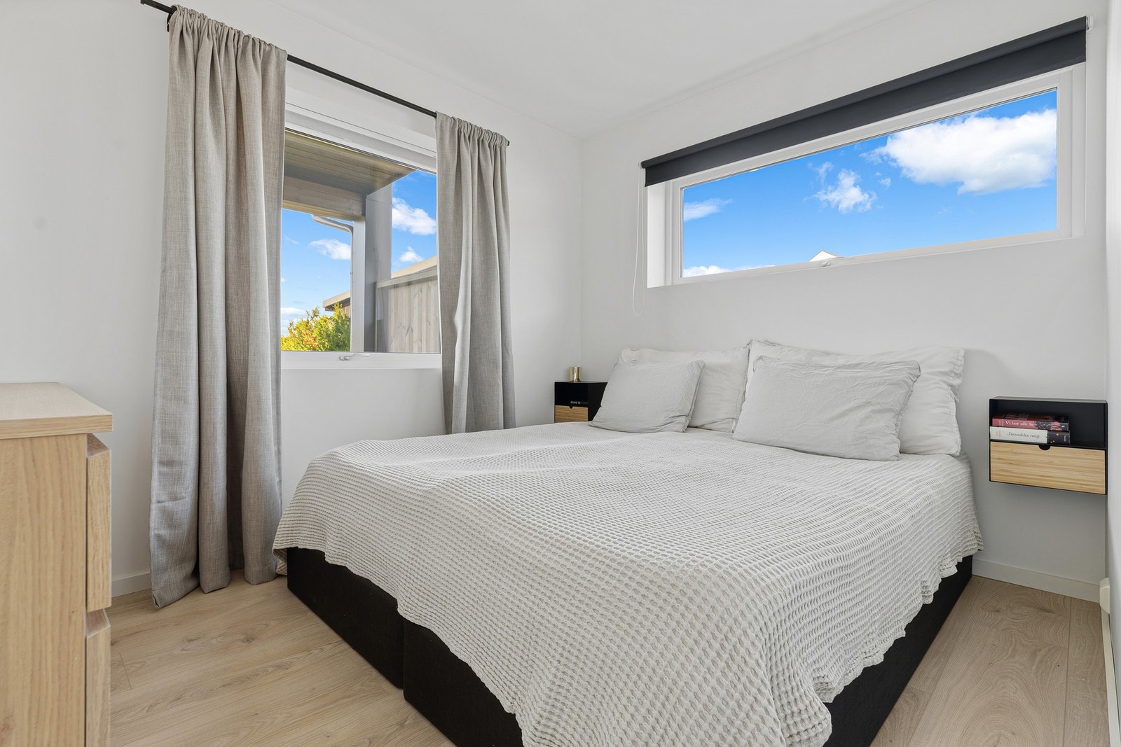 Lyst hoved-soverom med plass til dobbeltseng og godt med naturlig dagslys. Galleribilde