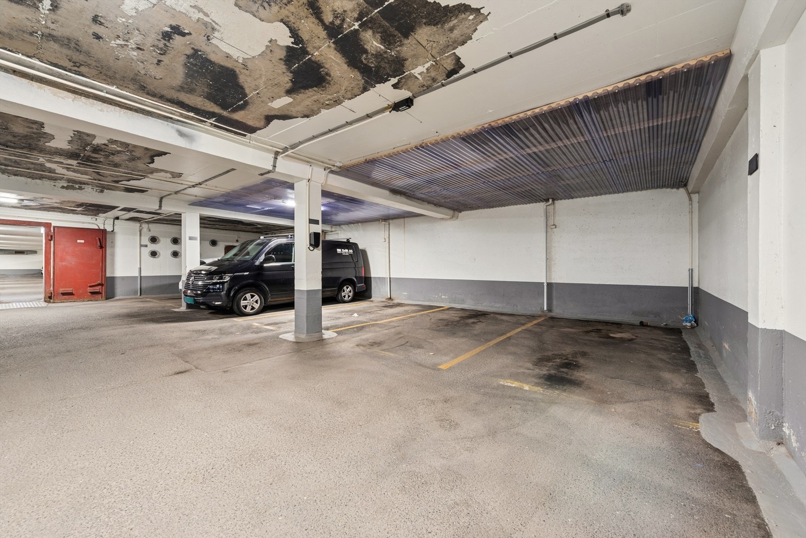 Leiligheten disponerer en garasjeplass som medfølger salget - det er lagt opp til å installere lader. Galleribilde