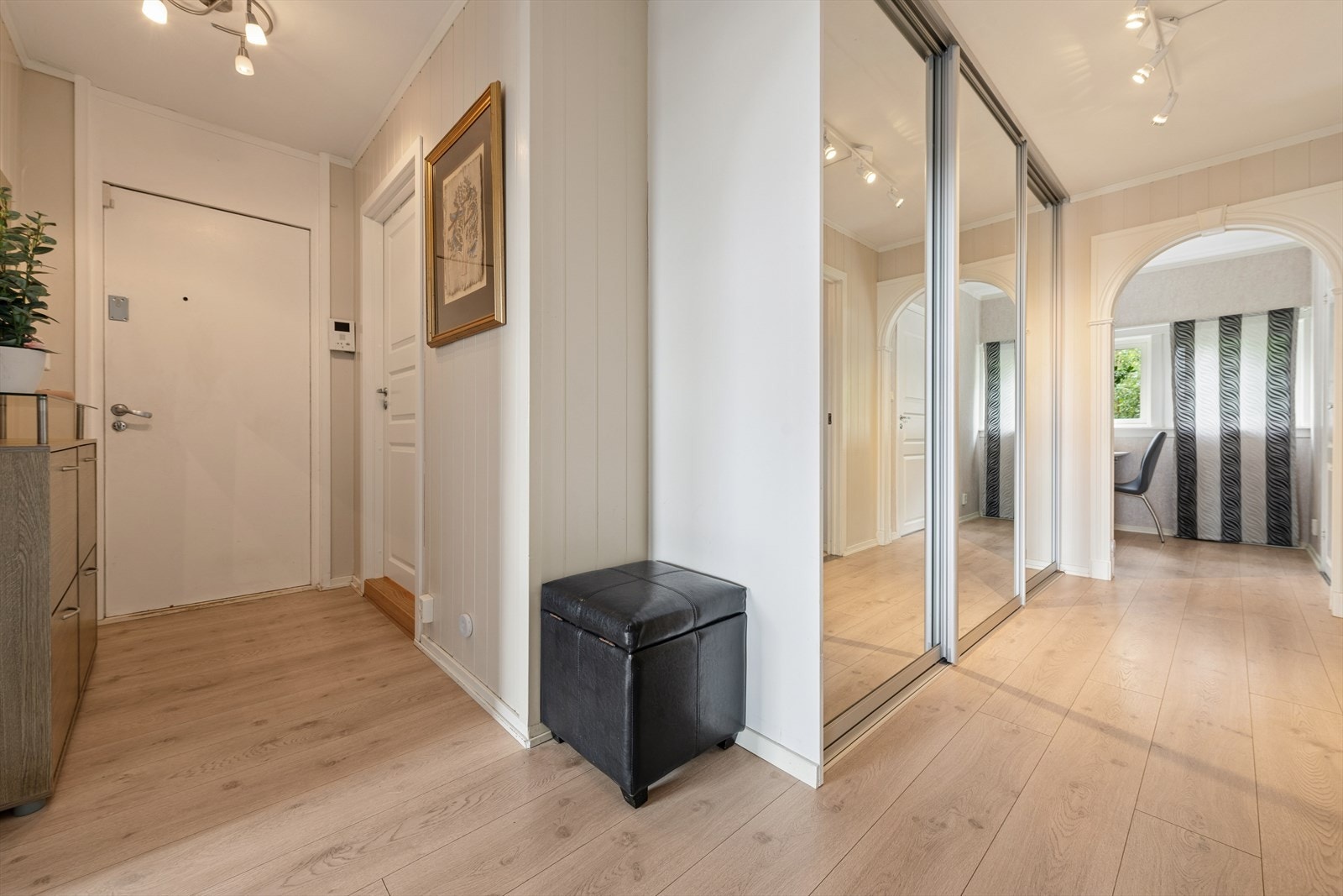 Du ønskes velkommen inn i entréen fra felles gang med heisadkomst. Galleribilde