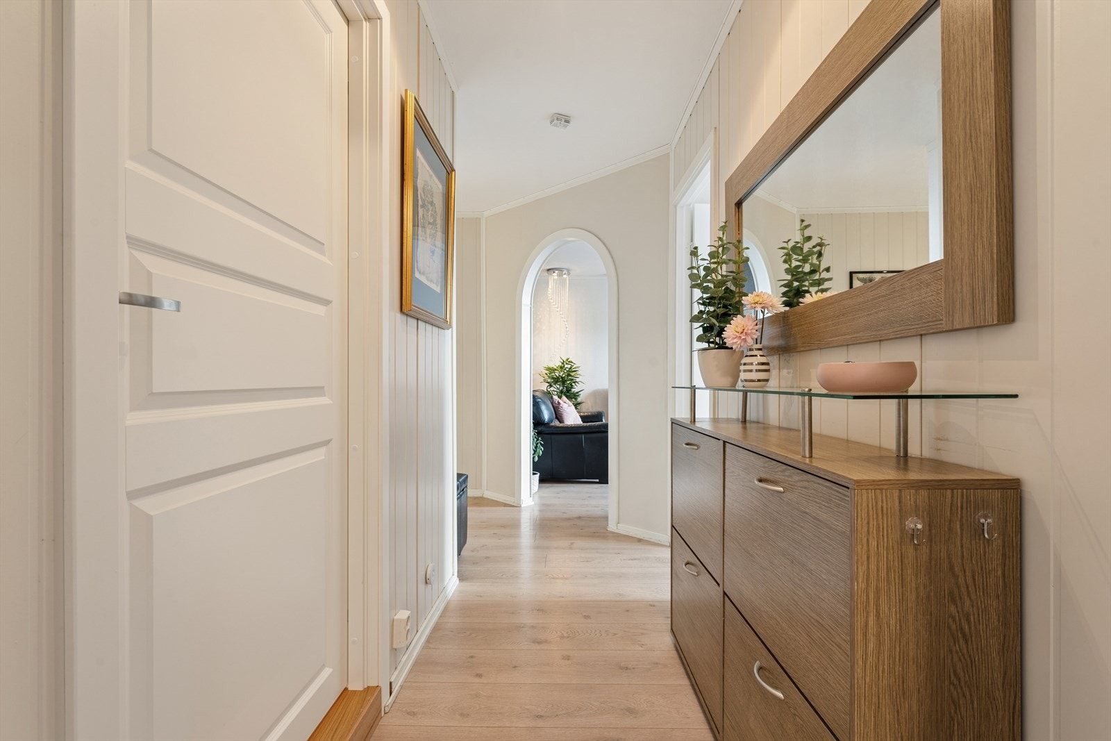 Inngangen byr på plass til til en kommode langs veggen og hylle til å sette fra seg sko. Galleribilde